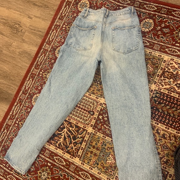 ASOS DESIGN men’s baggy skater jeans in light blue - Picture 2 of 3